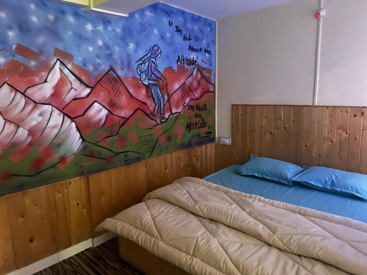 Hostel The Vagabond Manali Exterior foto
